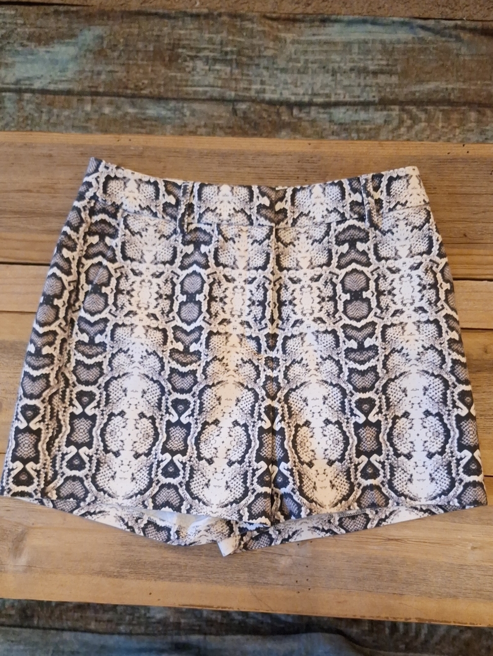 Express Women's High-Waist Snake Print Shorts in Black & White. Size 4